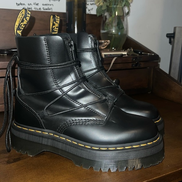 Dr Martens Jarrick Ii
SOLD OUT on the website
LIMITED EDITION - Picture 3 of 5